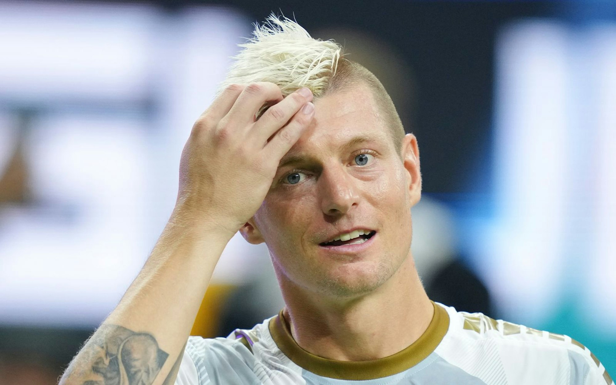 Immer gut frisiert - neuerdings auch auswärts: Ex-Fußballer Toni Kroos mag kurz rasierte Seiten. (Bild: 2024 Getty Images/Pau Barrena)