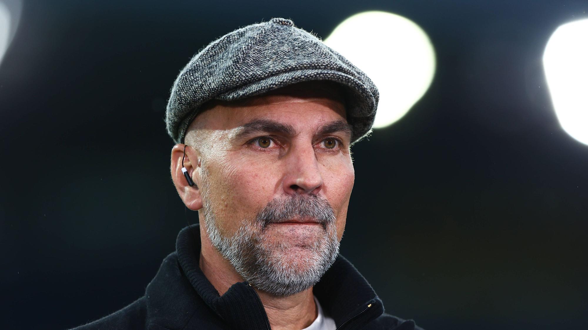 Markus Babbel ist als TV-Experte in einem Stadion zu sehen.