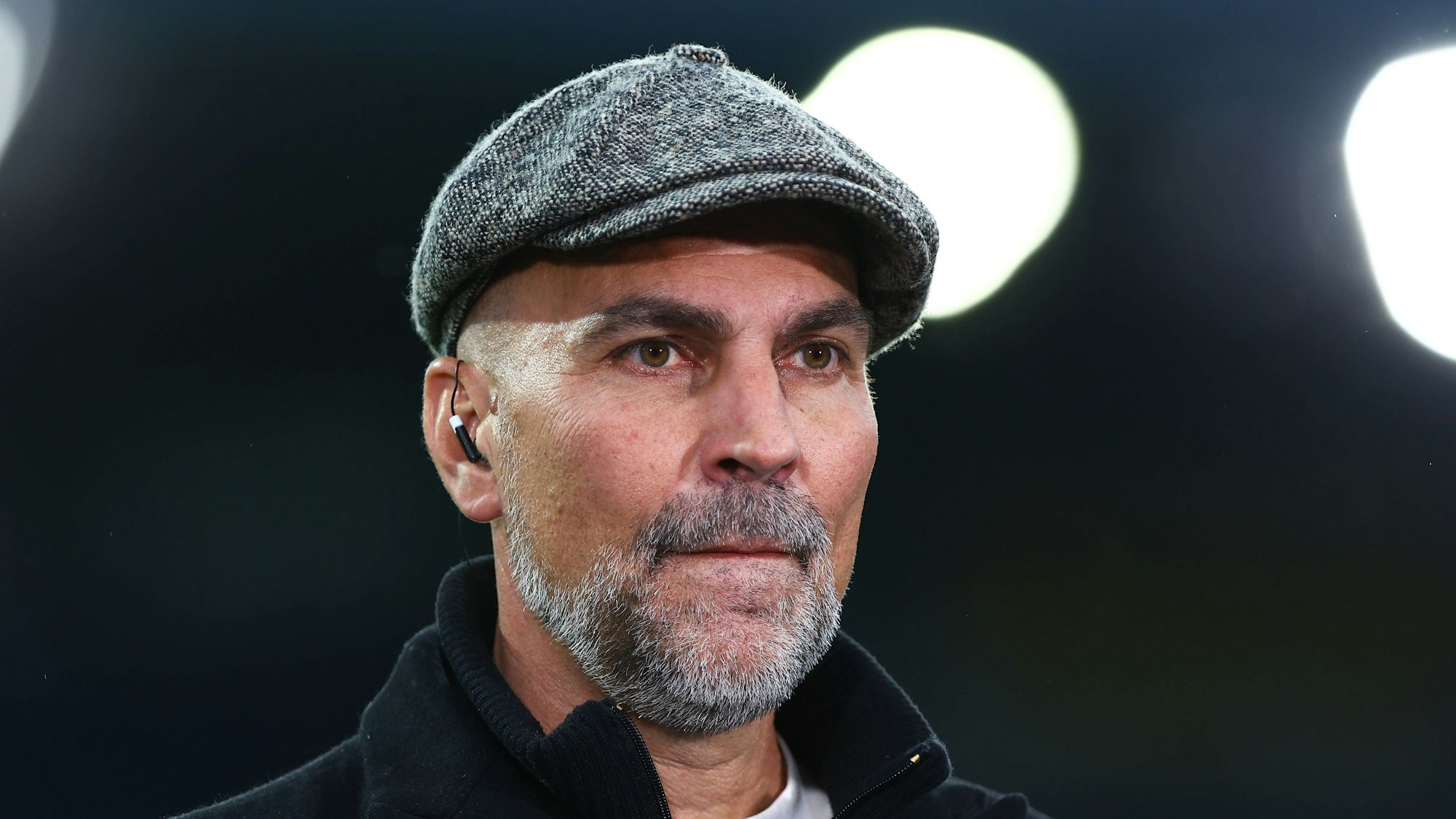 Markus Babbel ist als TV-Experte in einem Stadion zu sehen.