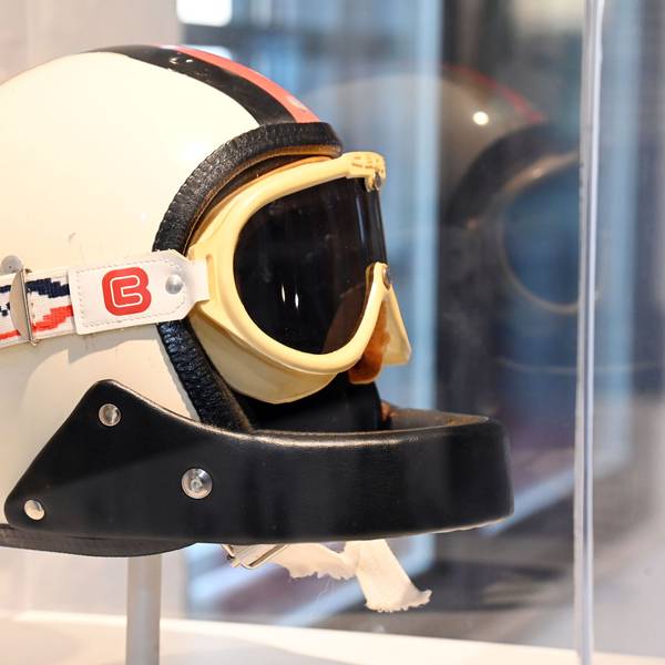 Diesen Helm trug Skirennläuferin Rosi Mittermaier bei ihrem Abfahrts-Olympiasieg in Innsbruck 1976.