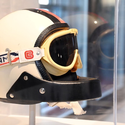 Diesen Helm trug Skirennläuferin Rosi Mittermaier bei ihrem Abfahrts-Olympiasieg in Innsbruck 1976.