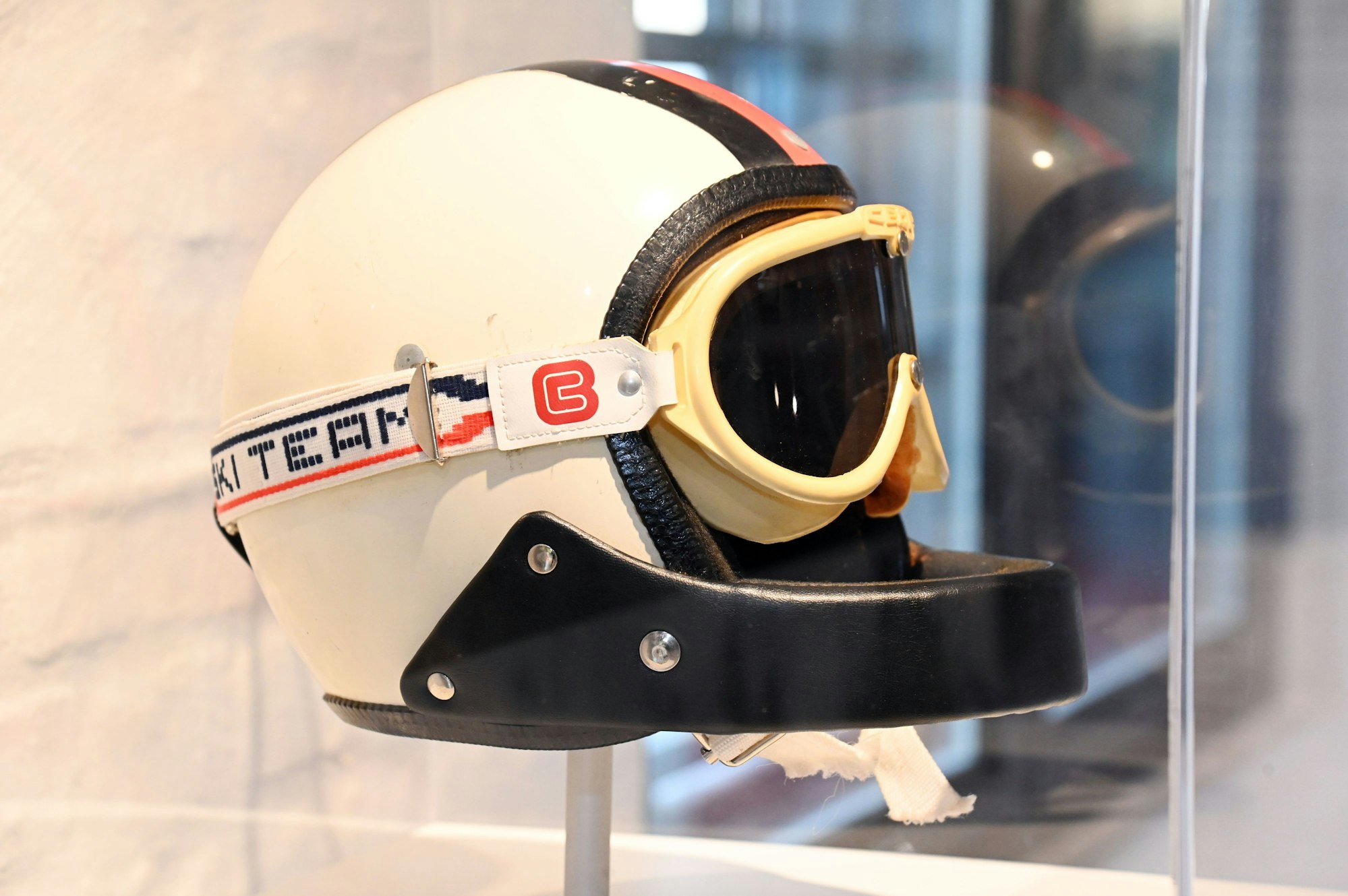 Diesen Helm trug Skirennläuferin Rosi Mittermaier bei ihrem Abfahrts-Olympiasieg in Innsbruck 1976.