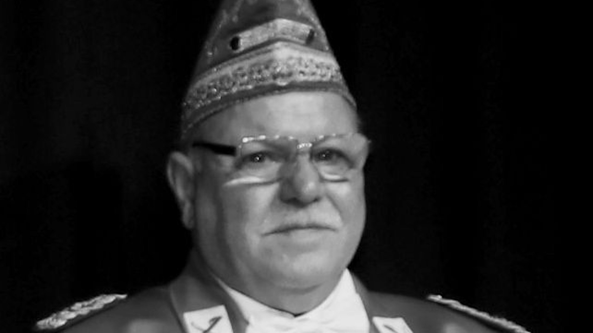 Auf dem Bild ist ein Portrait eines verstorbenen Karnevalisten zu sehen.