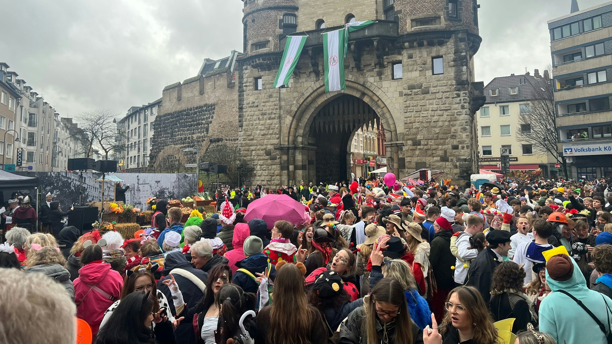 Warten auf Jan un Griet am vollen Chlodwigplatz