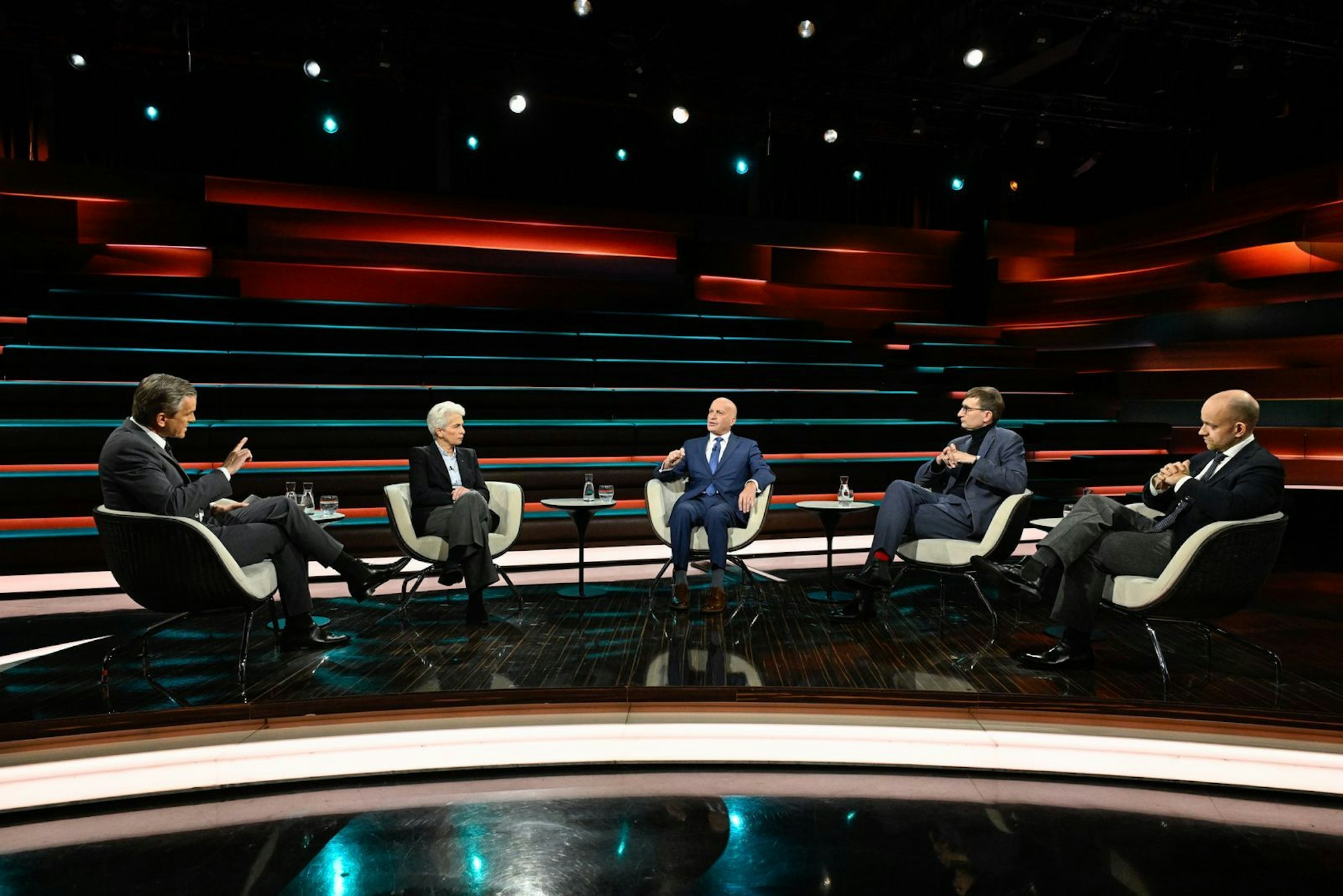 Zu Gast bei Lanz waren Marie-Agnes Strack-Zimmermann, FDP-Politikerin im Europäischen Parlament, der AfD-Verteidigungsexperte Rüdiger Lucassen (2. v. l.), der Journalist Marc Felix Serrao (r.) sowie der Militärhistoriker Sönke Neitzel. (Bild: ZDF/ Markus Hertrich)