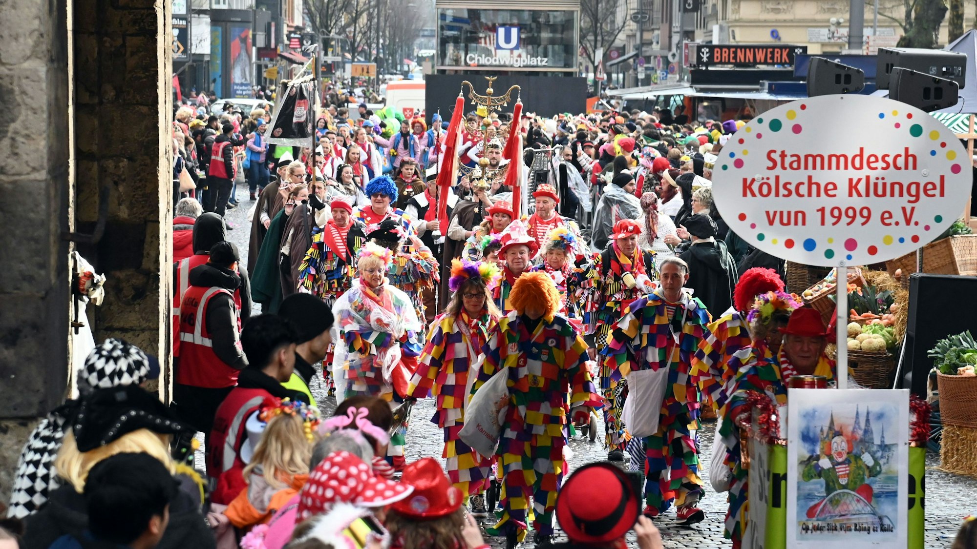 Feiernde Menschen rund um den Chlodwigplatz an Weiberfastnacht.