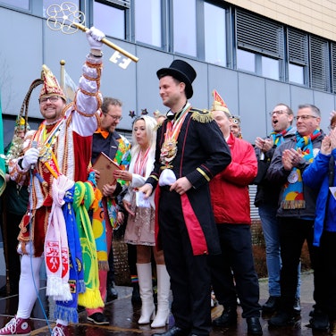 Prinz Torsten I. hält triumphierend den Stadtschlüssel in die Höhe. Zirkusdirektor Michael Fingel schaut bedröppelt zu.