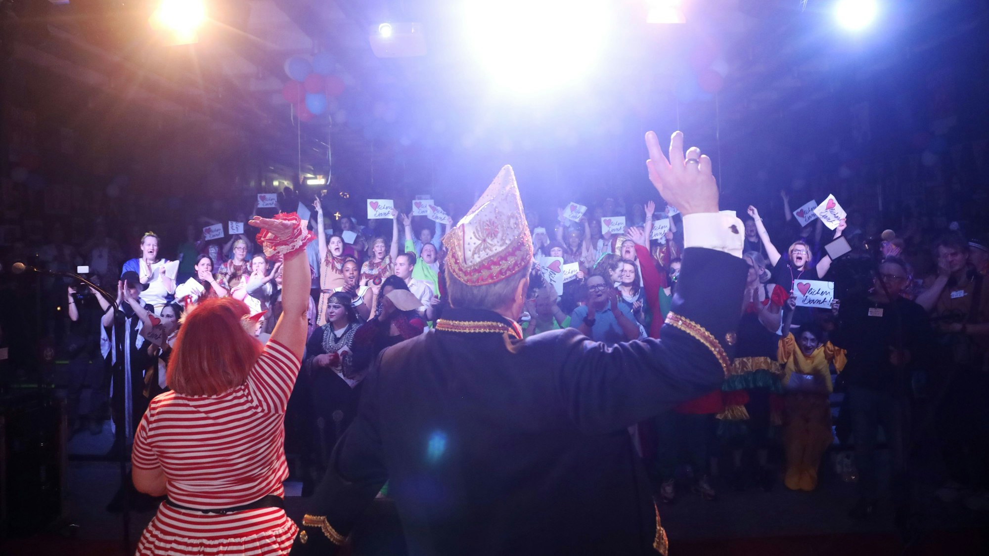 Rund 100 von 180 inhaftierten Frauen der JVA konnten an der Sitzung teilnehmen.