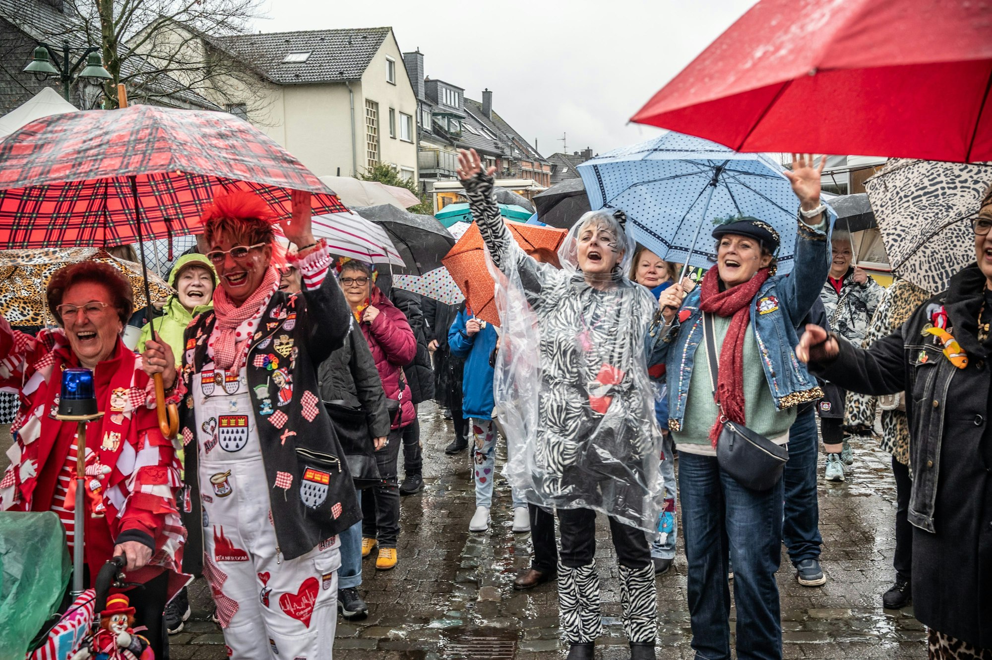 Am Schlebuscher Weiberzug 2026 beteiligten sich trotz widriger Umstände 100 Frauen. Bild: Ralf Krieger