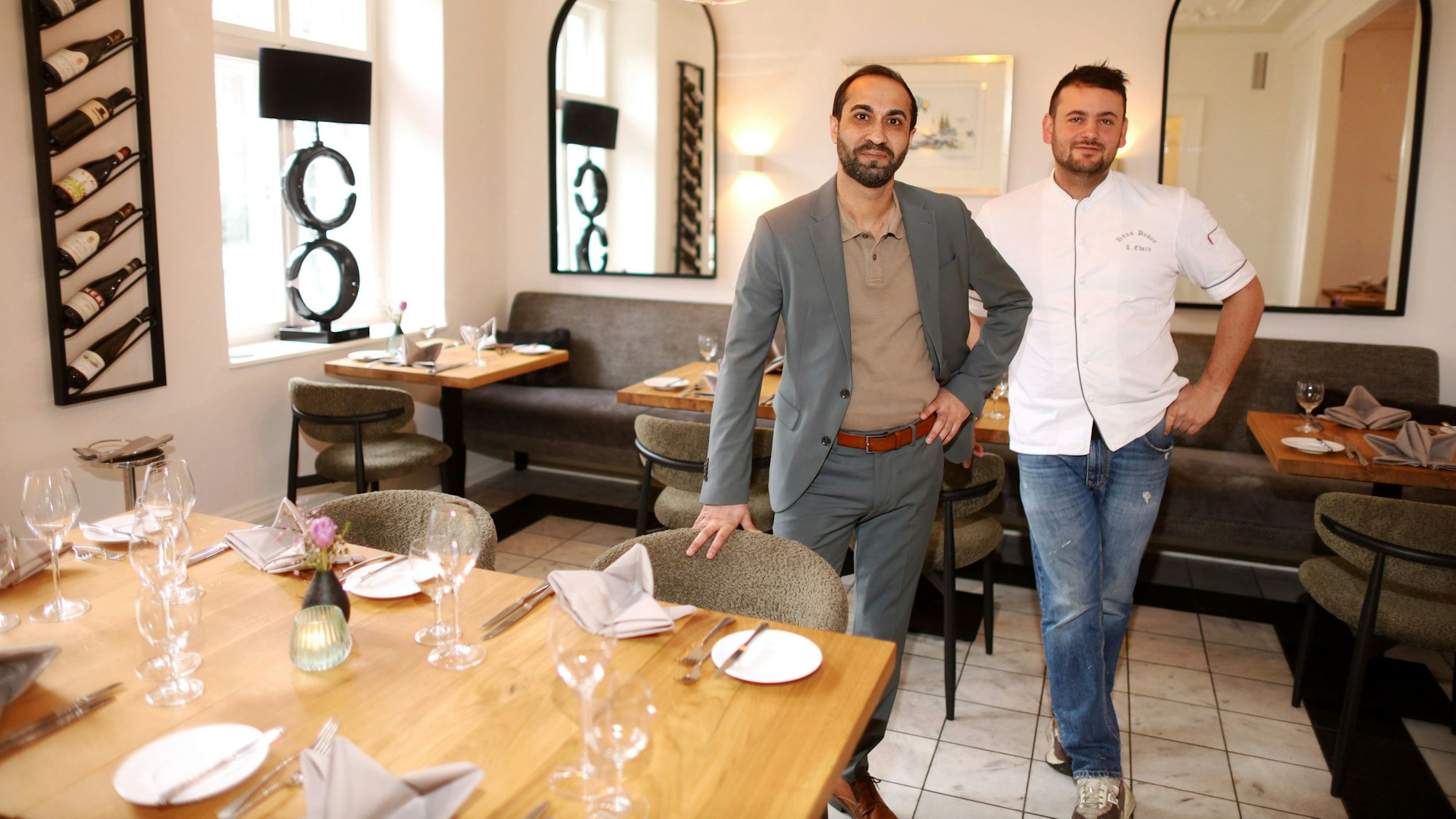 Zwei Männer stehen in einem Gastraum