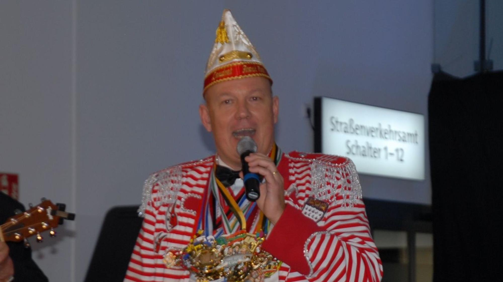 Landrat Frank Rock ist begeisterter Karnevalist. Als oberster Polizeichef warnt er vor den Gefahren des Feierns.