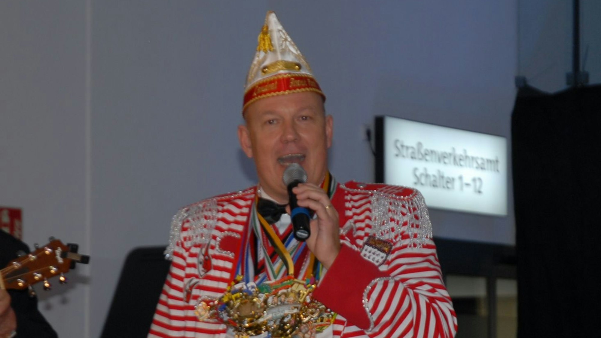 Landrat Frank Rock ist begeisterter Karnevalist. Als oberster Polizeichef warnt er vor den Gefahren des Feierns.