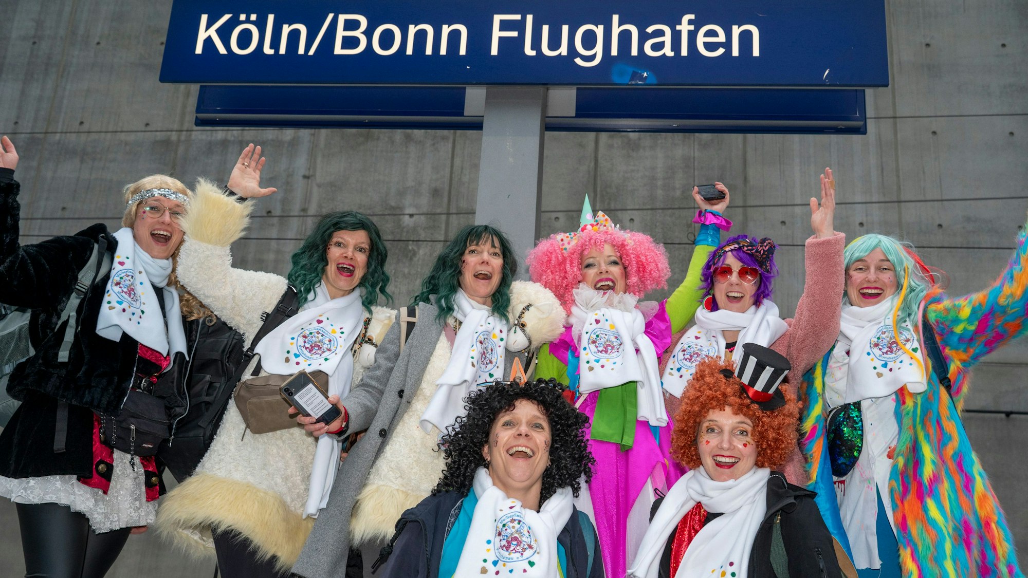 Steffi, Marleen, Claudia, Sabine, Franzi, Jenny, Anne und Bianca aus Wittichenau in der Oberlausitz freuen sich auf den Kölner Karneval.