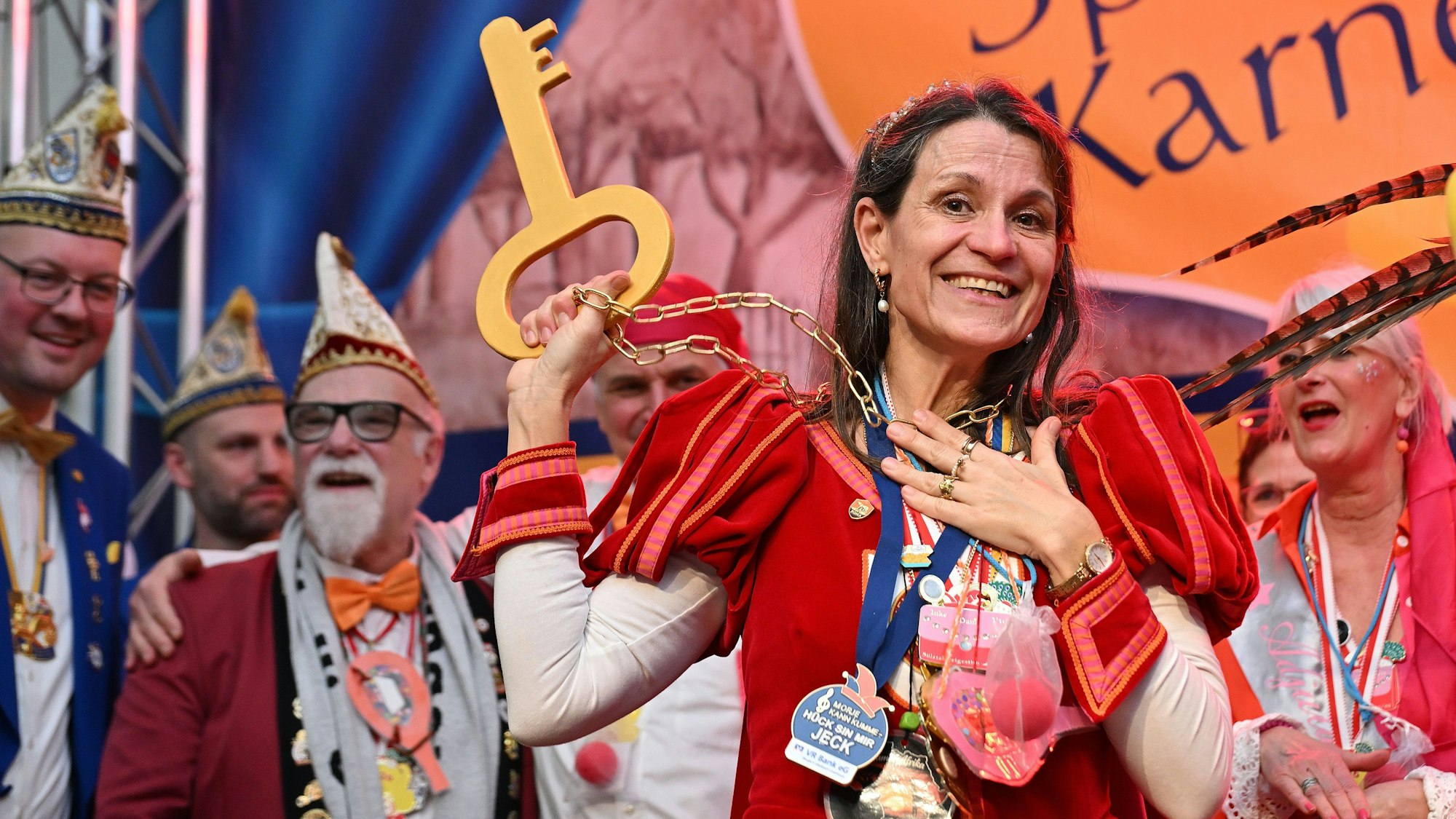 Jungfrau Inke hält den symbolischen Rathausschlüssel in den Händen.