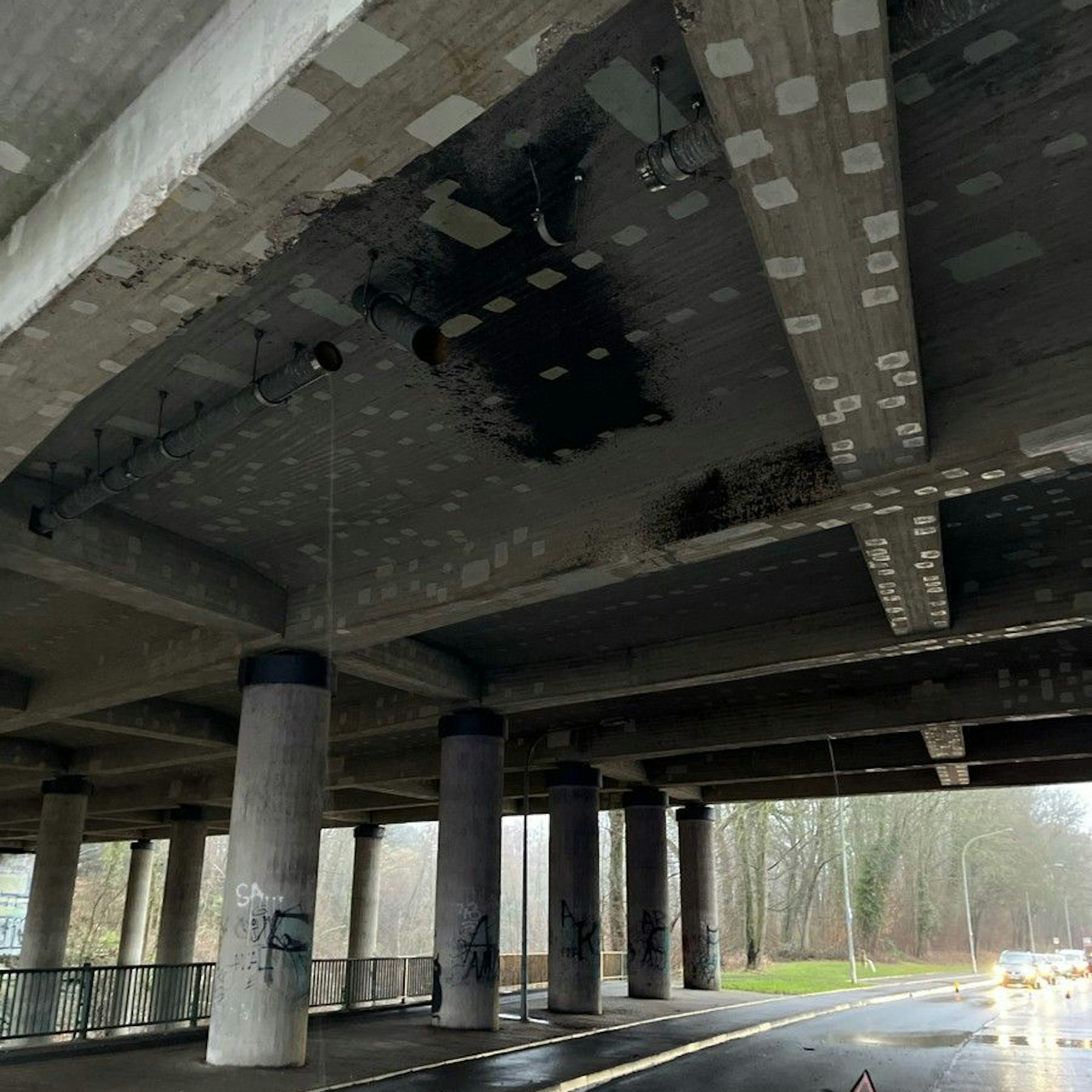 An der Decke einer Unterführung der A4 bei Aachen ist ein Rohr der Entwässerung beschädigt.