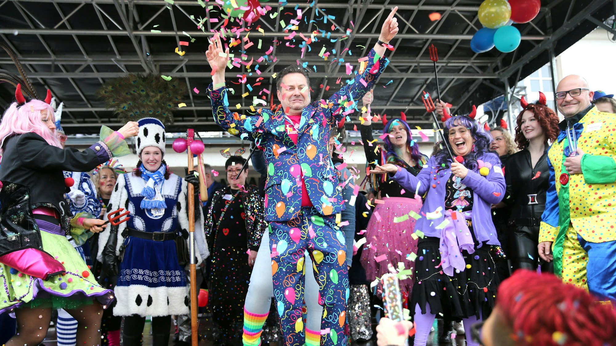 Engel zur Rechten, Teufel zur Linken und Konfetti von vorn: Bürgermeister Ulrich Stücker gab sich bald geschlagen.
