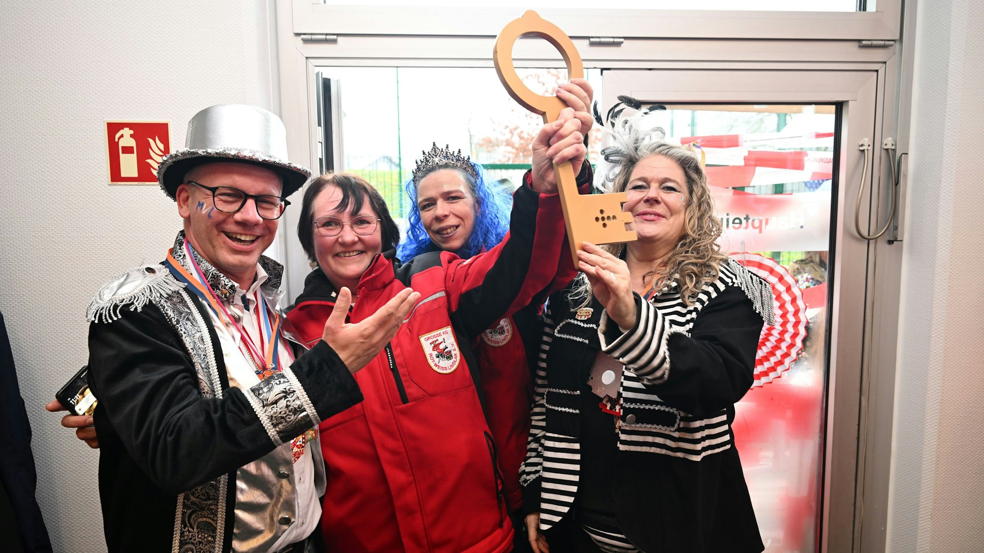 Keine Chance hatten Sven Engelmann und Cordula Ahlers gegen die närrischen Übermacht der jecken Wiever die den Schlüssel erbeuteten.