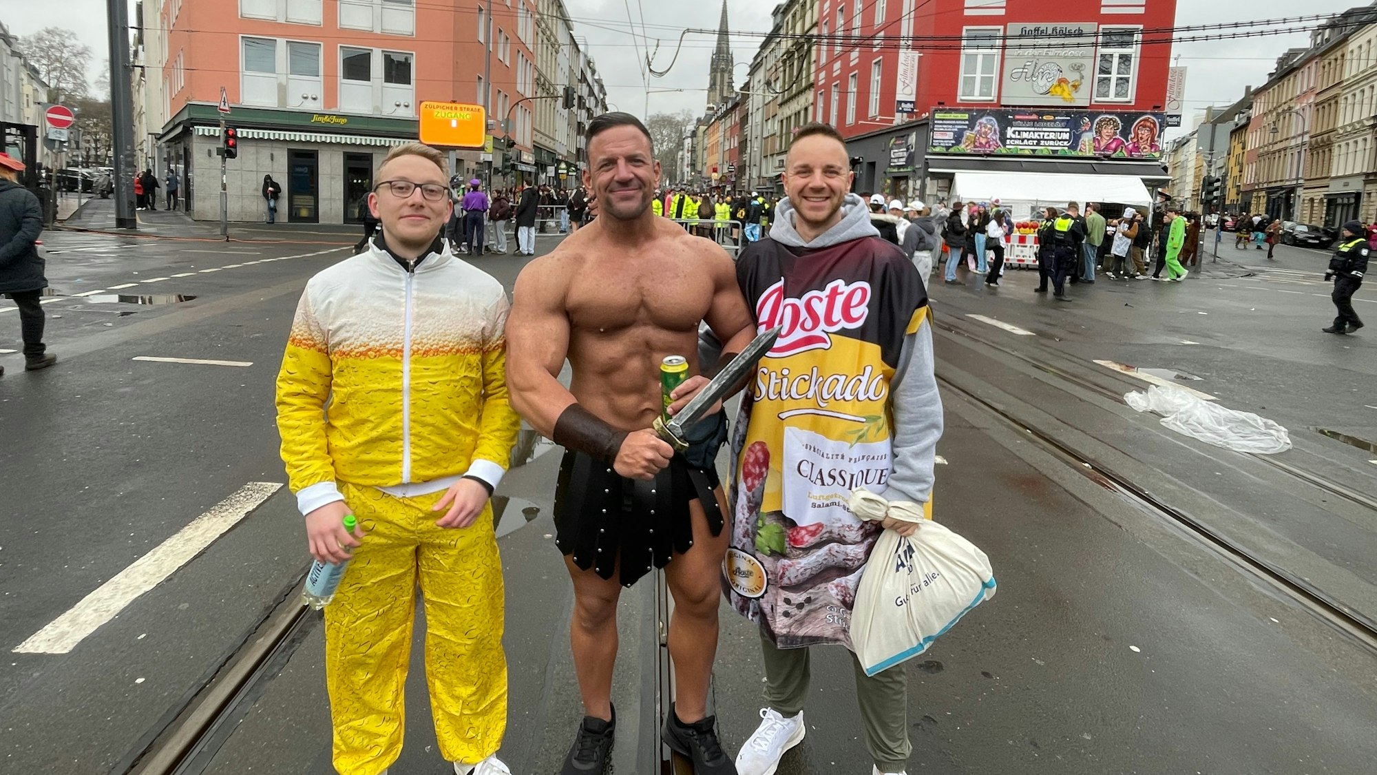 Tobi und seine Freunde vor dem Eingang beim Zülpi