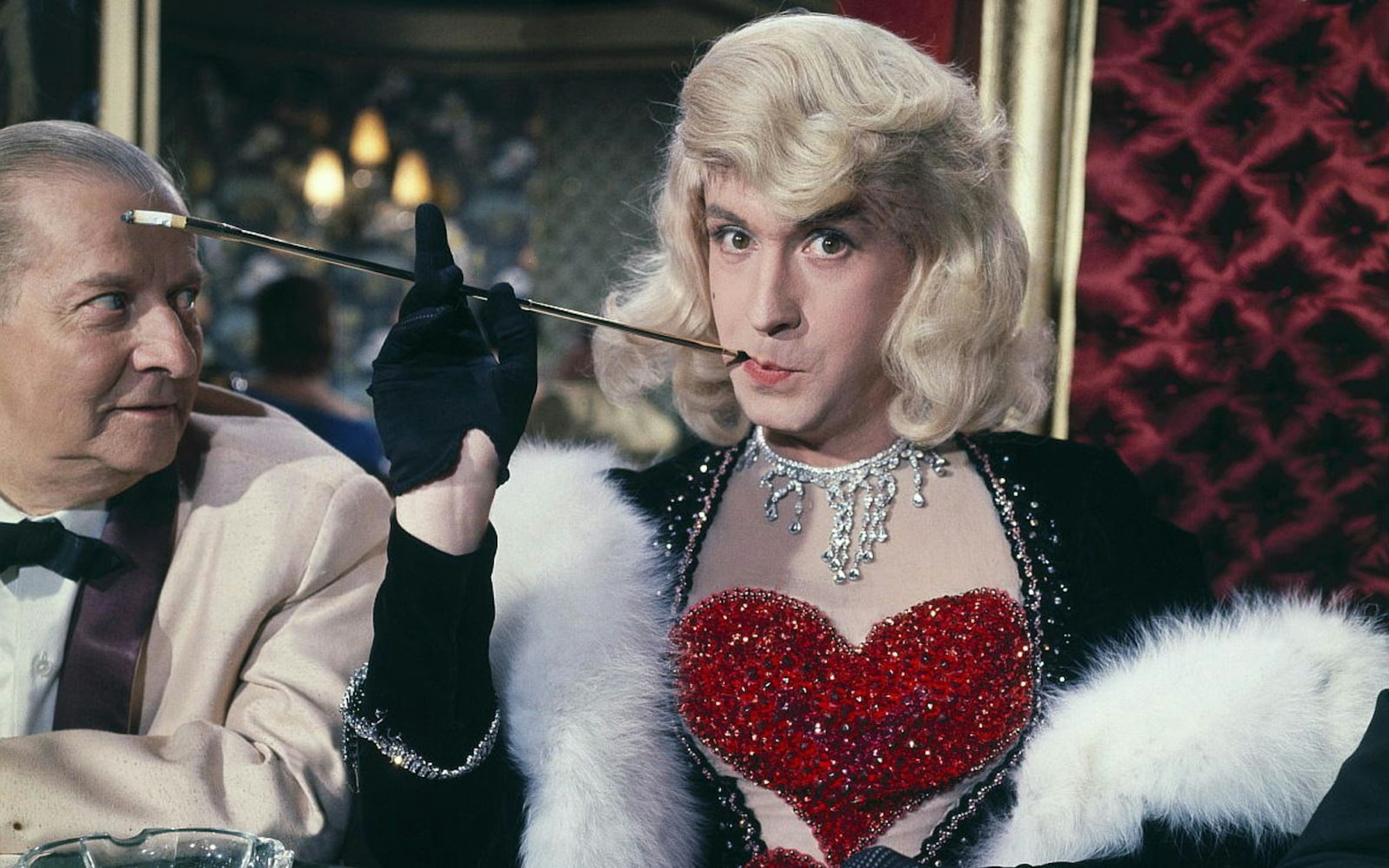 Unvergessen: Peter Alexander als Privatdetektiv in Frauenkleidern an Bord eines schwimmenden Nachtlokals (in „Das süße Leben des Grafen Bobby, 1962). (Bild: Kinowelt)