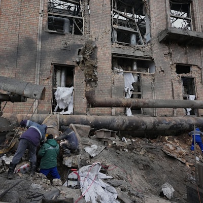 Arbeiter in Kiew beseitigen Schäden im Wärmekraftwerk Darnyzja nach einem russischen Angriff in Kiew.