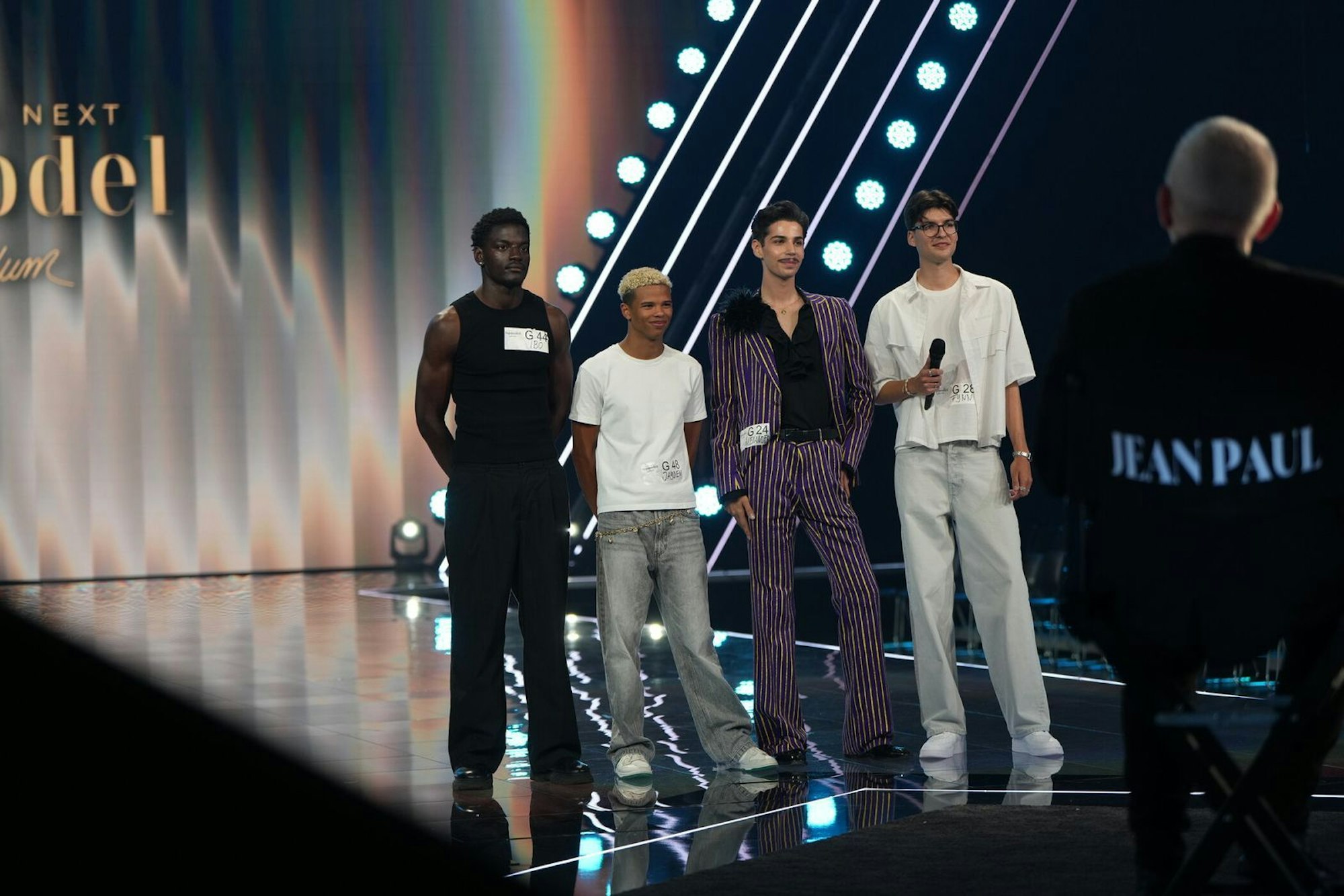 Ibo (links) sticht Heidi Klum besonders ins Auge. (Bild: ProSieben/Daniel Graf)