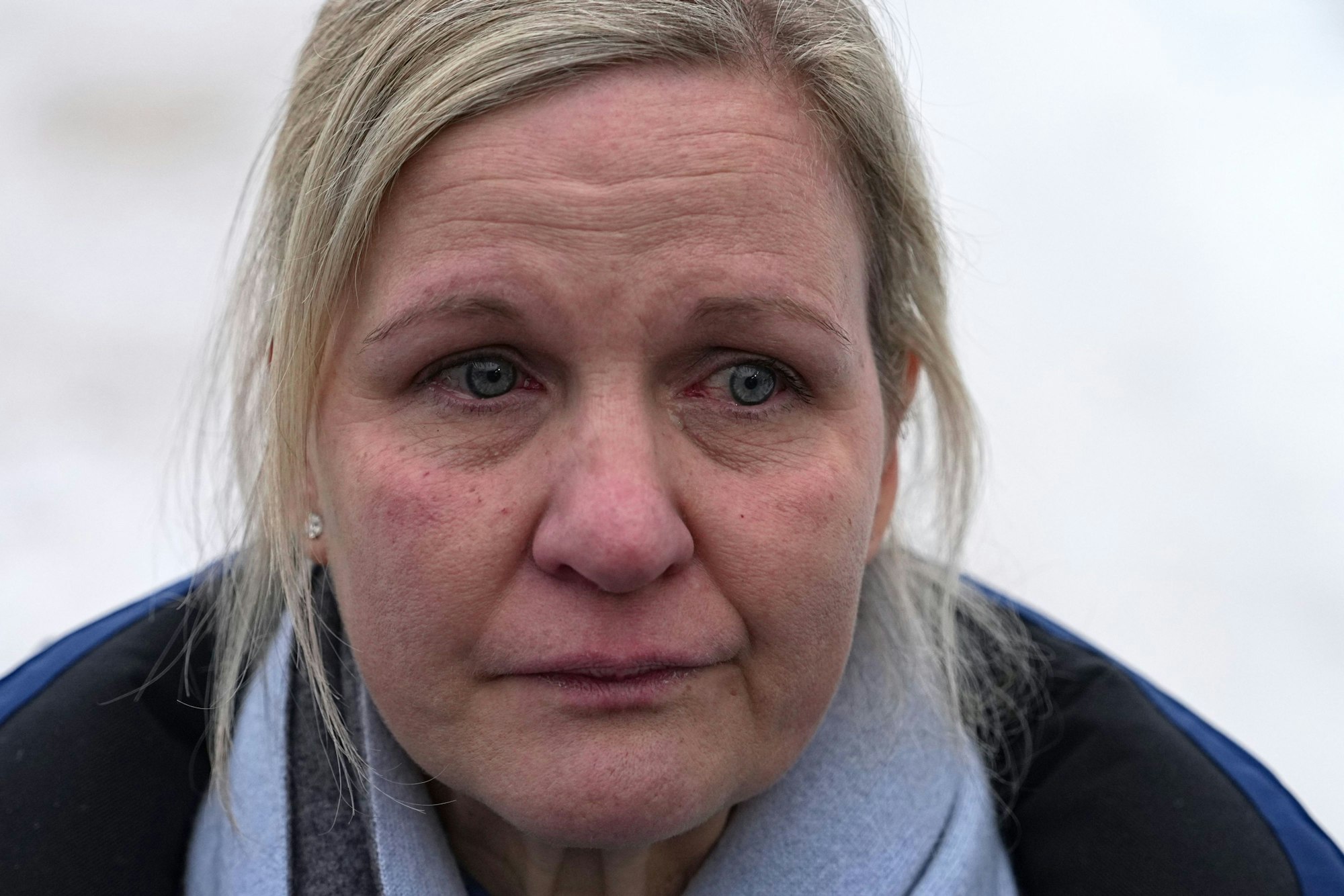 12.02.2026, Italien, Cortina d'Ampezzo: Olympia, Olympische Winterspiele Mailand Cortina 2026, Skeleton, Männer, Die Präsidentin des Internationalen Olympischen Komitees, Kirsty Coventry (IOC), spricht vor dem Starthaus mit Medienvertretern. Skeletonpilot Heraskewytsch darf wegen eines Helms mit Bildern getöteter Sportler nicht bei den Winterspielen starten. (zu "Eklat im Helm-Streit: Ukrainer bei Olympia ausgeschlossen") Foto: Fatima Shbair/AP/dpa +++ dpa-Bildfunk +++