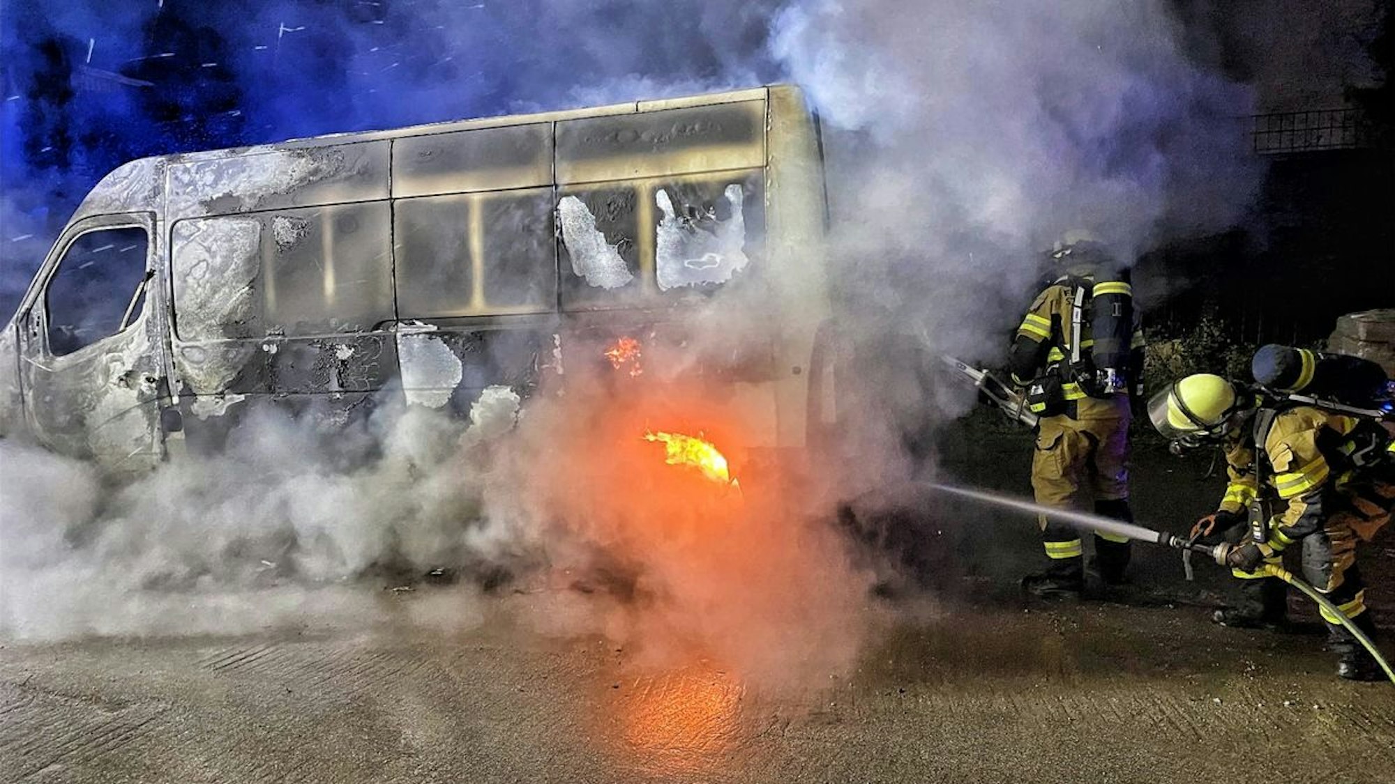 Ein ausgebrannter Transporter in einem Hinterhof in Neuss.