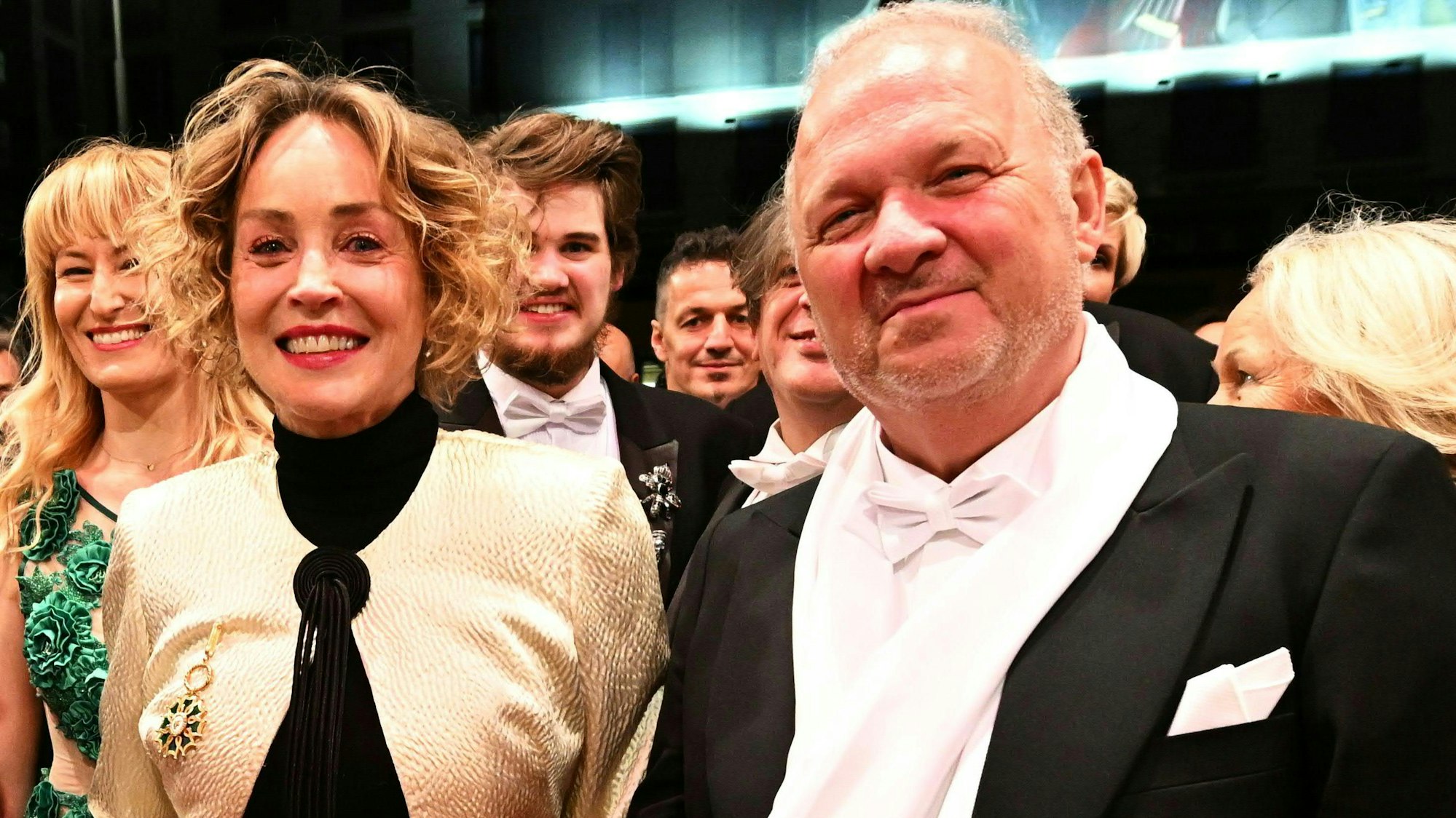 US-Schauspielerin Sharon Stone und Karl Guschlbauer kommen beim 68. Wiener Opernball in der Wiener Staatsoper an.