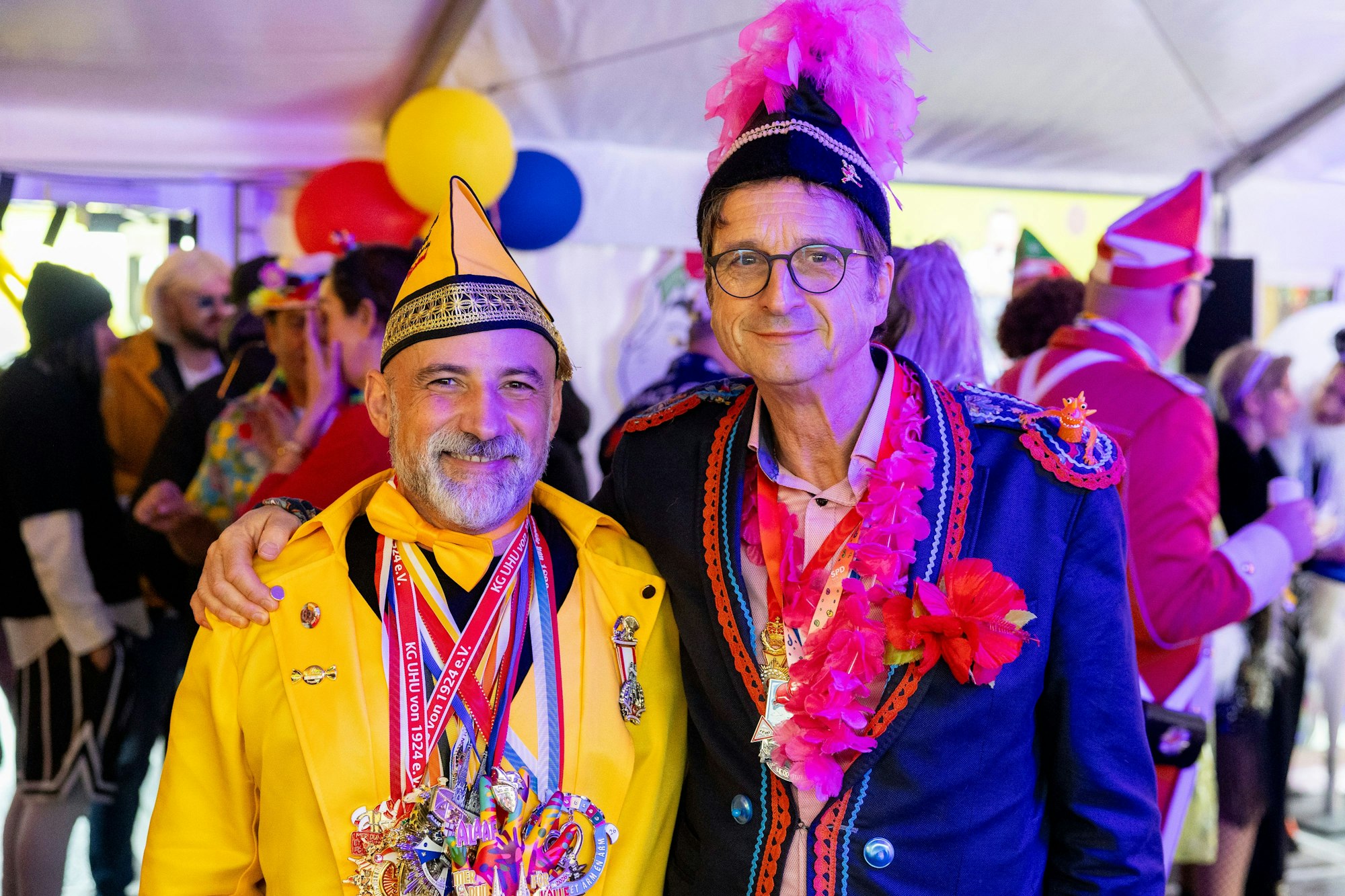 12.02.2026, Köln: Die Weiberfastnachtsbühne von Radio Köln im Tanzbrunnen.
Im Bild David Fernandez und Stephan Grünewald.
Foto: Michael Bause