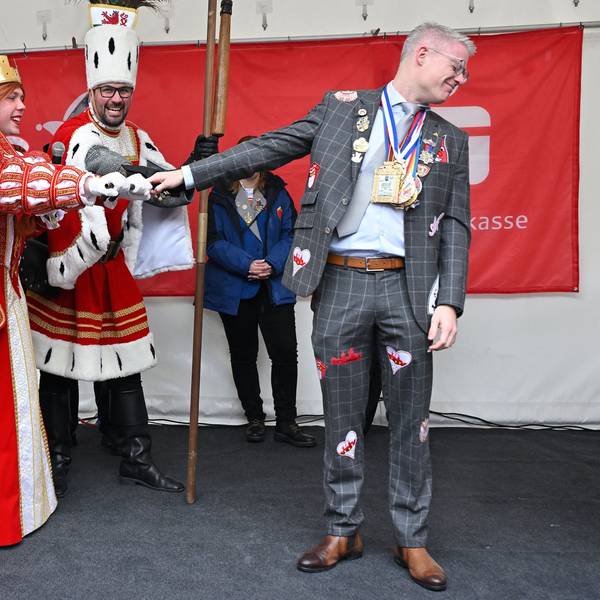 Das Dreigestirn entreißt dem Bürgermeister den großen Stadtschlüssel.