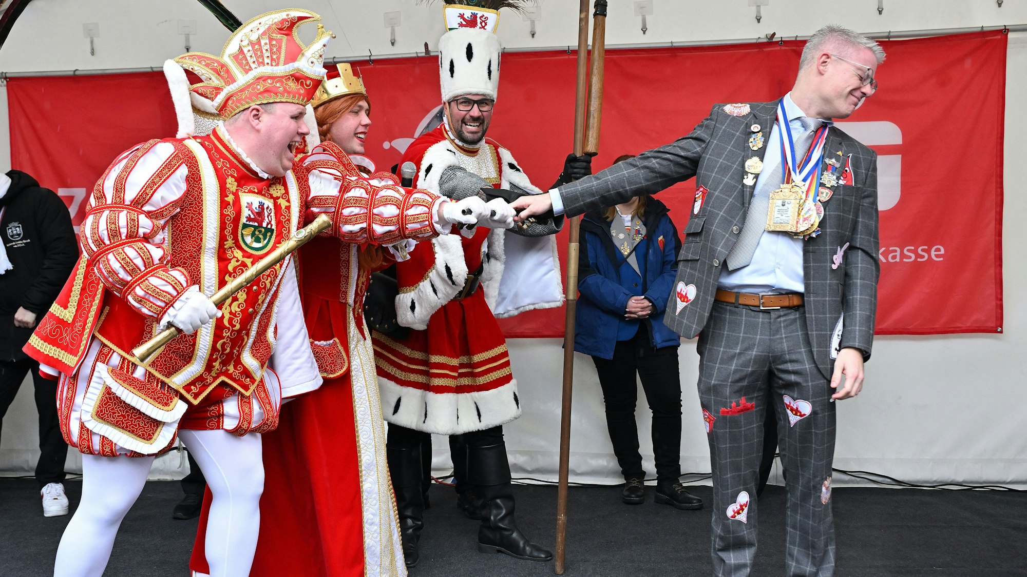 Das Dreigestirn entreißt dem Bürgermeister den großen Stadtschlüssel.