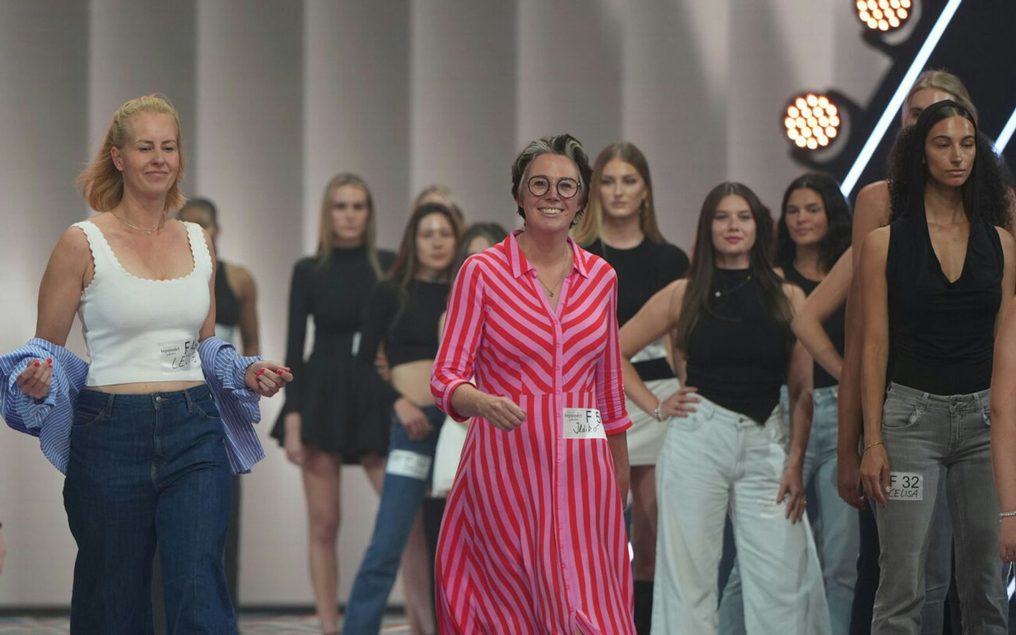 Schrifstellerin Ildikó von Kürthy (Mitte) tritt beim Casting an. (Bild: ProSieben/Daniel Graf)