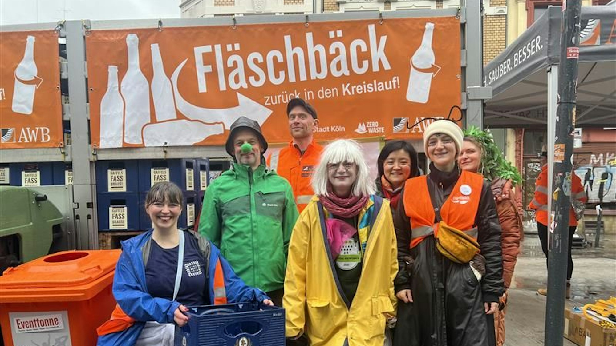 Die Initiative „Fläschbäck“ hat eine Glas-Sammelaktion an der Severinstorburg gestartet.