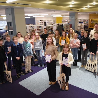 Ein Gruppenbild in der Bücherei.