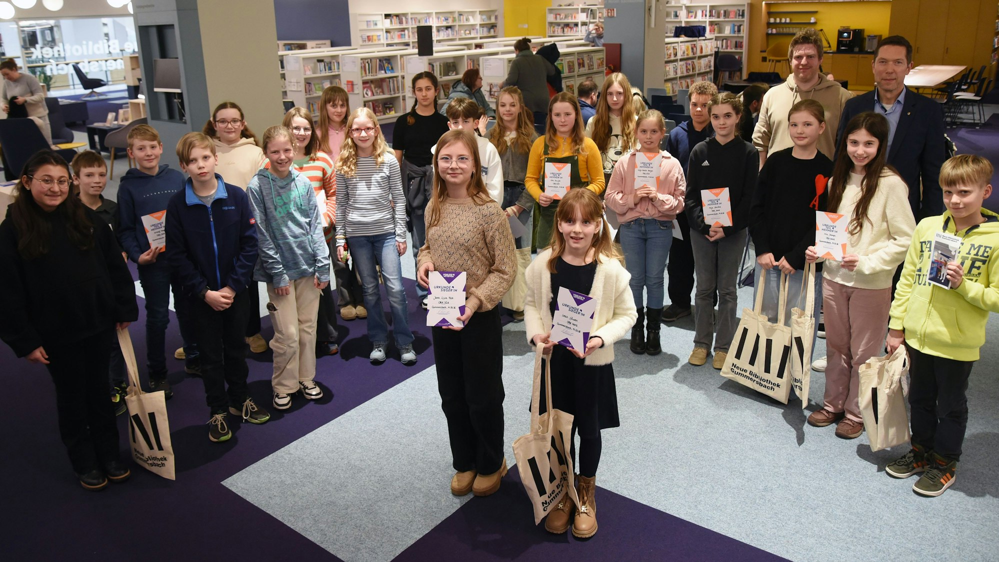 Ein Gruppenbild in der Bücherei.