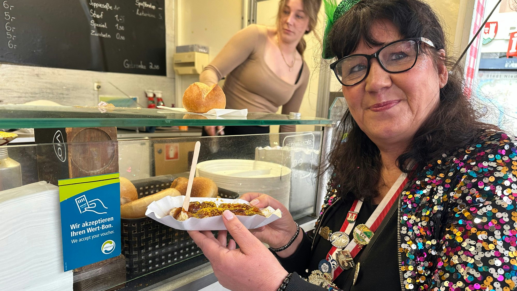 Am Imbiss-Stand vor dem Zelt konnten die Gutscheine der Autobahntoiletten eingelöst werden.