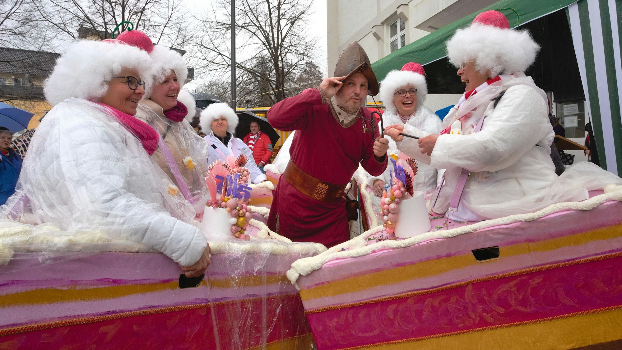 Nicht ganz freiwillig übergibt Matthias Thul den Rathausschlüssel an die Stephinchen um Antje Schnellenbach.
