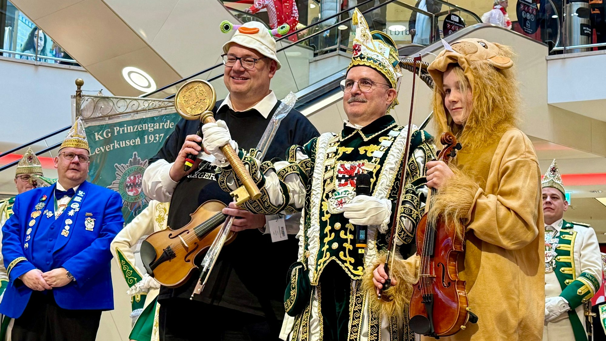 OB Stefan, Prinz Rogério und Leo auf der Bühne