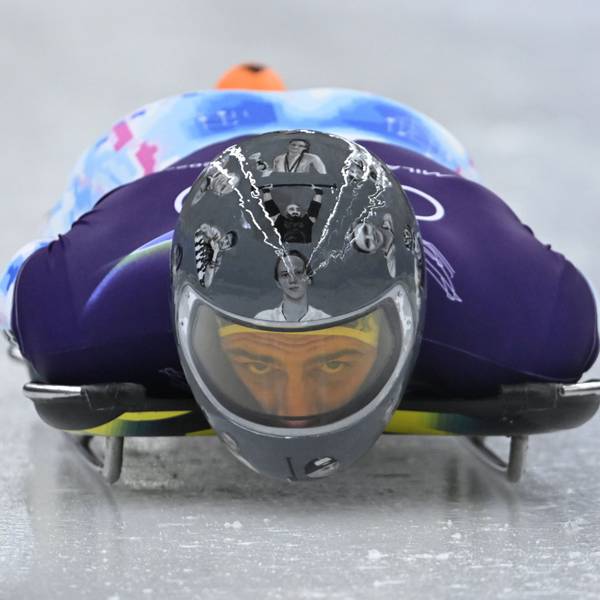 Der ukrainische Skeleton-Pilot Wladyslaw Heraskewytsch mit seinem umstrittenen Helm beim Training auf der olympischen Bahn in Cortina.