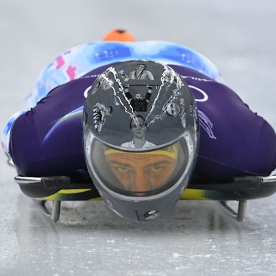 Der ukrainische Skeleton-Pilot Wladyslaw Heraskewytsch mit seinem umstrittenen Helm beim Training auf der olympischen Bahn in Cortina.