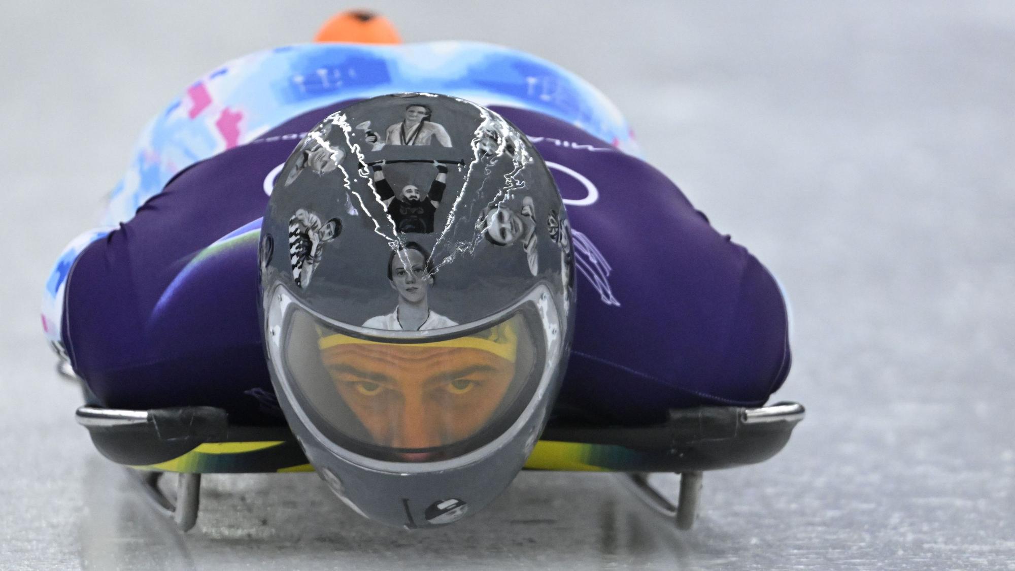 Der ukrainische Skeleton-Pilot Wladyslaw Heraskewytsch mit seinem umstrittenen Helm beim Training auf der olympischen Bahn in Cortina.