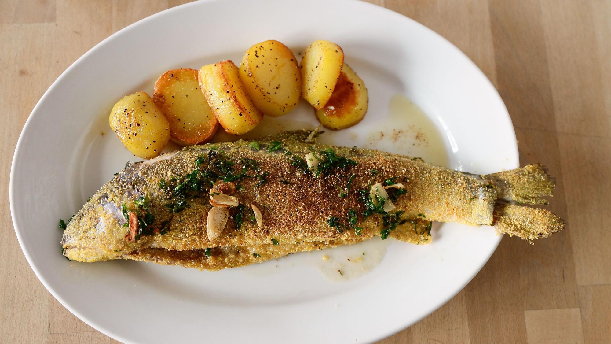 Bergische Forelle in Polentagries gebraten, Bratkartoffeln und Tomatensalat im Essers Gasthaus. (Archivbild)