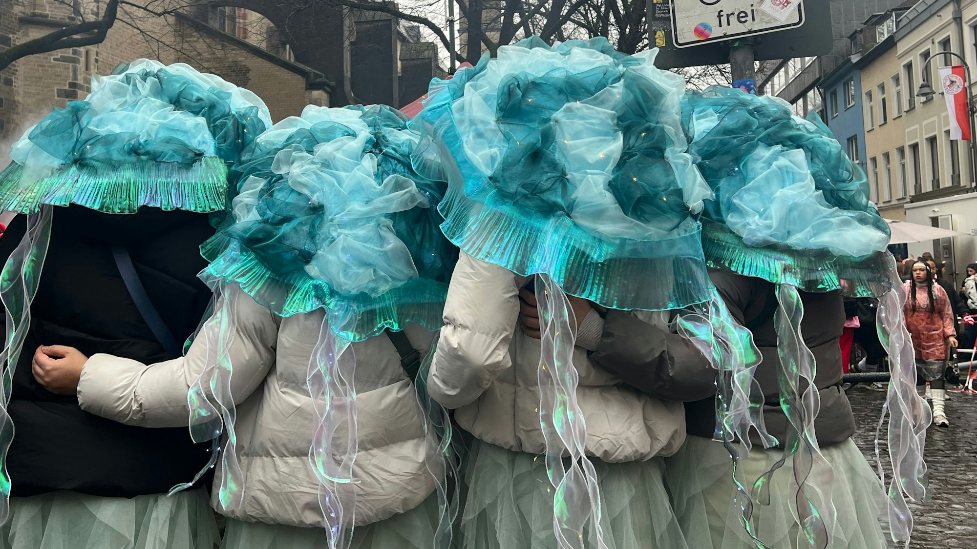 Diese Karnevalistinnen haben ihre Kostüme selbst gebastelt.