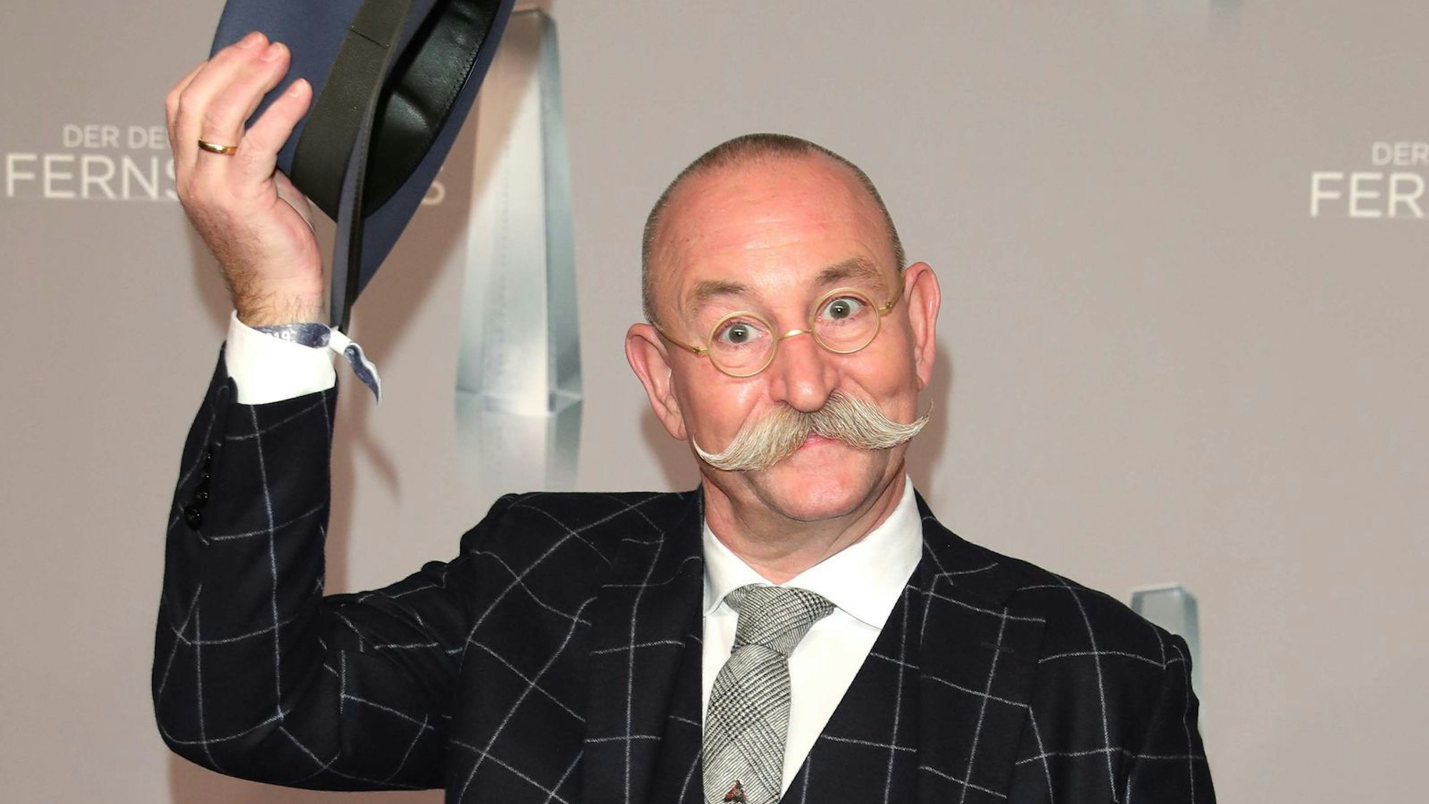 Horst Lichter ist seit kurzer Zeit Mitglied bei der Freiwilligen Feuerwehr Dormagen. Nun hat er auch einen offiziellen Ausweis erhalten. (Bild: 2019 Getty Images/Andreas Rentz)