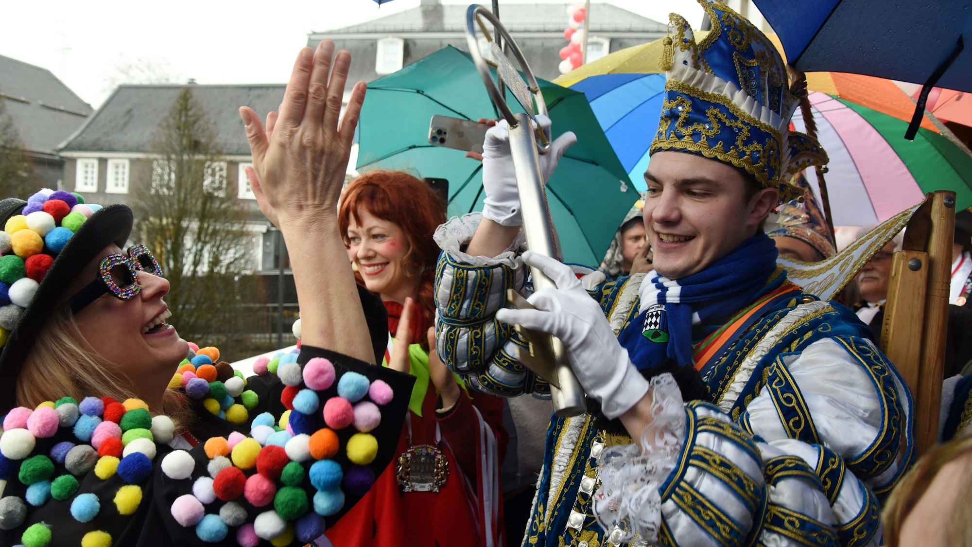 Bürgermeisterin Anne Loth musste den Schlüssel rausrücken.