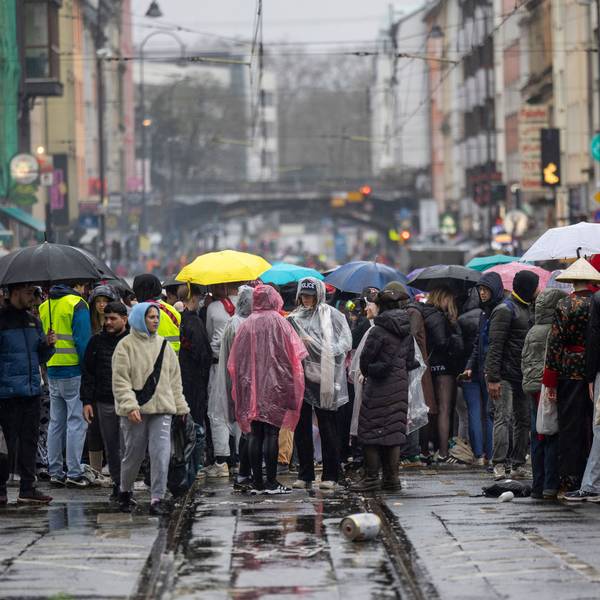 12.02.2026, Nordrhein-Westfalen, Köln: Karnevalisten feiern trotz Regen auf der Zülpicher Straße. Mit der Weiberfastnacht beginnt in den närrischen Hochburgen der Straßenkarneval. Foto: Thomas Banneyer/dpa +++ dpa-Bildfunk +++