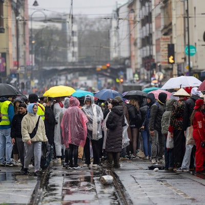 12.02.2026, Nordrhein-Westfalen, Köln: Karnevalisten feiern trotz Regen auf der Zülpicher Straße. Mit der Weiberfastnacht beginnt in den närrischen Hochburgen der Straßenkarneval. Foto: Thomas Banneyer/dpa +++ dpa-Bildfunk +++