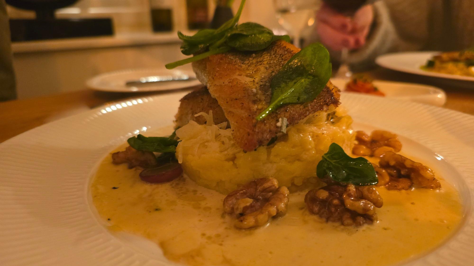 Zanderfilet, mit Rahmsauerkraut, Kartoffelpüree, karamellisierten Walnüssen und Trauben.