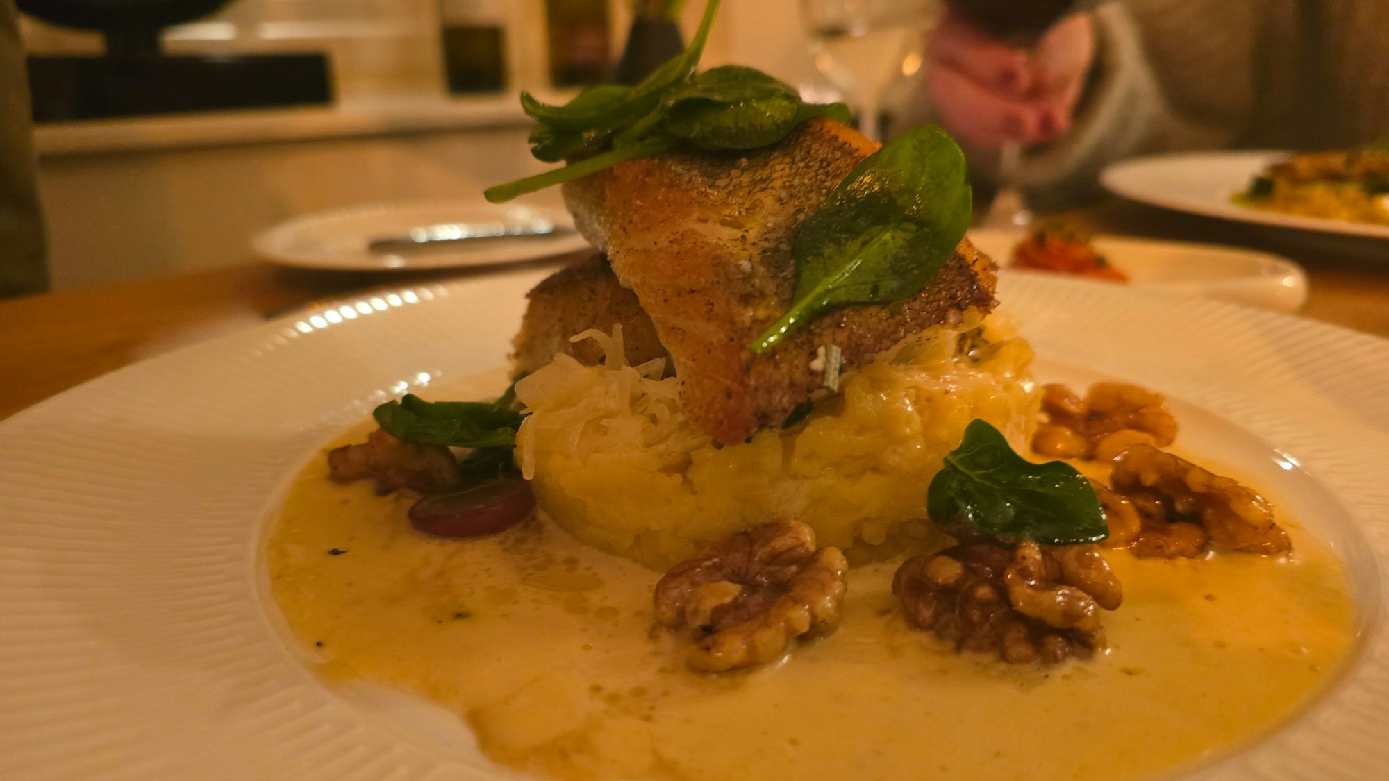 Zanderfilet, mit Rahmsauerkraut, Kartoffelpüree, karamellisierten Walnüssen und Trauben.