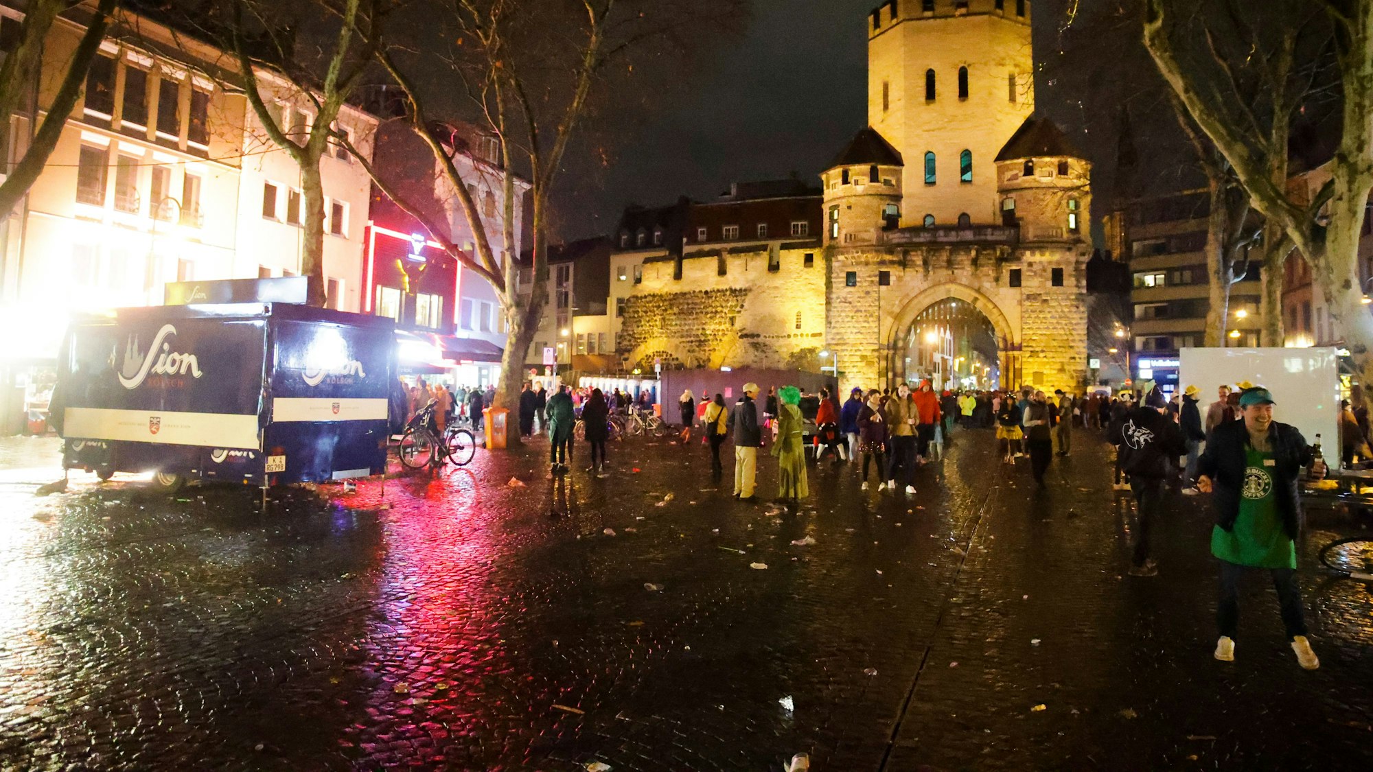 Feiernde Menschen an Weiberfastnacht am Chlodwigplatz.